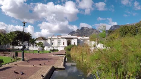 Vista-Del-Estanque-Del-Jardín-De-La-Compañía-En-Una-Inclinación-Hacia-Arriba-Con-La-Galería-Nacional-Sudafricana-Iziko