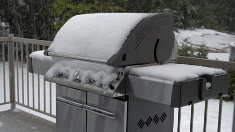 A-barbecue-and-grill-on-a-snowy-day