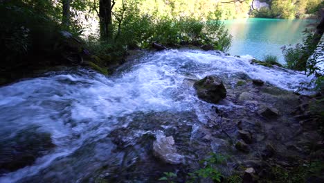 Aufnahme-Eines-Baches,-Der-Zum-See-Im-Nationalpark-Plitvice-In-Zentralkroatien-Fließt