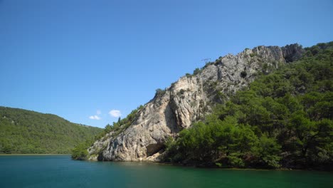 Blick-Auf-Eine-Klippe-Entlang-Des-Flusses-In-Der-Gespanschaft-Skradin-Šibenik-Knin-In-Kroatien
