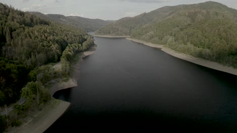 Toma-Escénica-De-Drones-De-Un-Hermoso-Lago-Al-Atardecer-En-El-Parque-Nacional-De-Harz,-Alemania,-Europa
