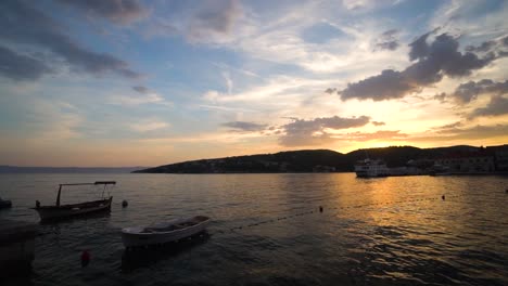 Blick-Auf-Den-Strand-Von-Sumartin-Auf-Der-Insel-Brac-In-Kroatien-Mit-Dem-Sonnenuntergang
