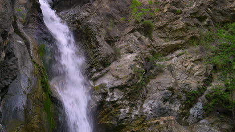 Aufnahme-Eines-Hohen-Wasserfalls-In-Kalifornien