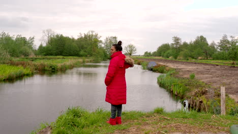 Eine-Indische-Frau,-Die-Die-Natur,-Den-Kanal-Und-Die-Tierwelt-In-Den-Niederlanden-Genießt
