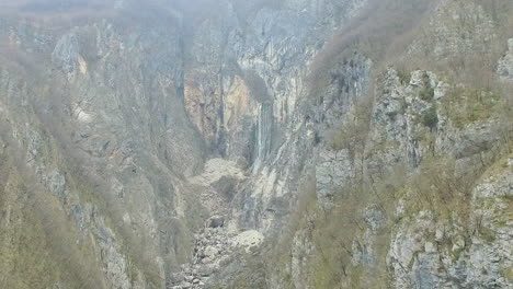 Luftaufnahme-Des-Boka-Wasserfalls-Im-Triglav-Nationalpark,-Julische-Alpen