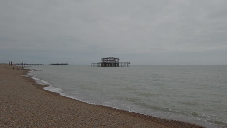 Wide-shot-of-the-ocean-on-the-south-coast-of-England-with-Brighton-Pier-in-the-background