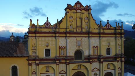 Aerial-shot-of-San-Cristobal-Cathedral-in-the-magic-hour,-Chiapas