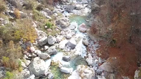 Fließender-Fluss-Im-Theth-Tal-Während-Der-Herbstsaison-In-Albanien-Bei-Sonnenaufgang