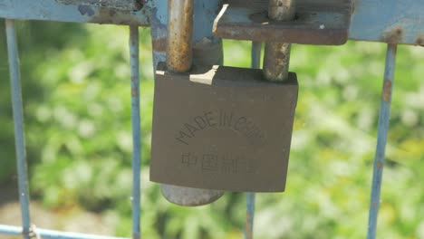 Nahaufnahme-Eines-Einfachen-Messing-Vorhängeschlosses-„Made-In-China“.