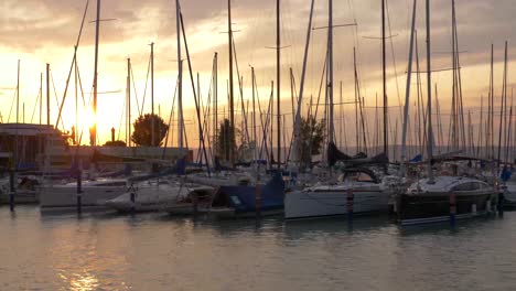Ankunft-Am-Hafen-Bei-Sonnenuntergang