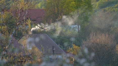 Rauch,-Der-Aus-Dem-Schornstein-Eines-Alten-Gelben-Hauses-Auf-Dem-Ungarischen-Land-Freigesetzt-Wird