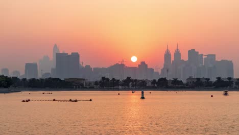Dies-Ist-Ein-4K-Zeitraffervideo,-Das-Aus-Dem-Al-Barsha-Park-Aufgenommen-Wurde-Und-Den-Sonnenuntergang-über-Der-Atemberaubenden-Skyline-Von-Dubai-Zeigt