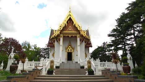 Zoom,-Caminando-Hacia-Un-Pequeño-Y-Escondido-Templo-Tailandés-Budista