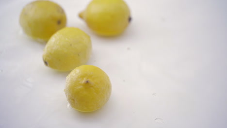 Slomo-Von-Zitronen-Im-Wasser-Auf-Weißem-Hintergrund