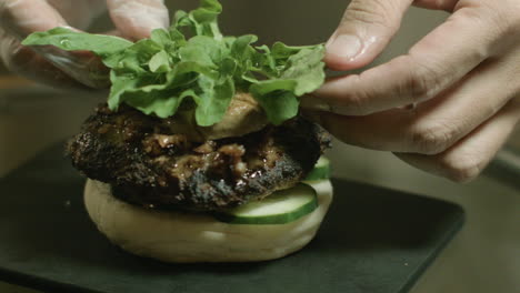 Gesunde-Burger-Mahlzeitenzubereitung-Fokusaufnahme