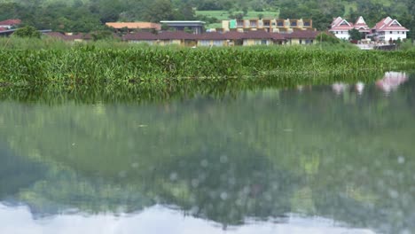 Reflexion-über-Den-Inle-See,-Myanmar,-Mit-Fliegenden-Reihern-Im-Hintergrund