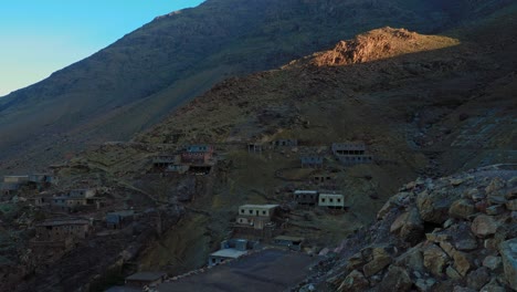 Vista-Matutina-Del-Pueblo-Tacheddirt-En-Las-Montañas-Del-Alto-Atlas,-Marruecos