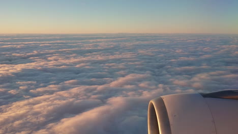 Luftaufnahme-Von-Oben-über-Den-Wolken-An-Bord-Eines-Düsenflugzeugs-A330