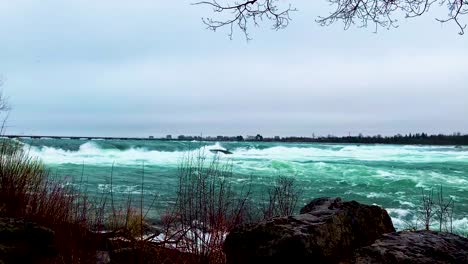 Schöne-Aussicht-Auf-Den-Niagara-River-Von-Den-Drei-Schwesterninseln