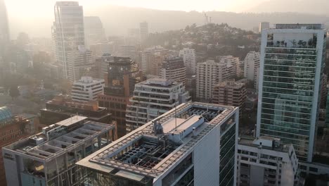 Luftdrohnen-Panoramaaufnahme,-Die-über-Der-Stadt-Schwebt,-Santiago,-Chile