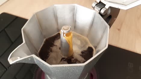 Making-italian-black-coffee-in-slow-motion