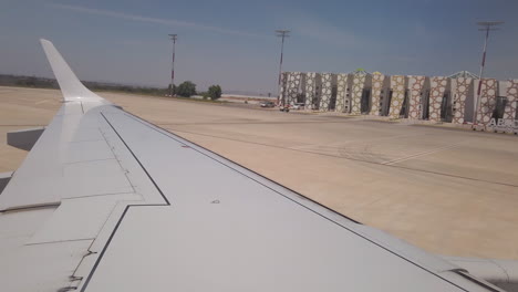 Blick-Vom-Hublot-In-Ein-Flugzeug,-Das-Vor-Dem-Terminalgebäude-Am-Flughafen-Fez-In-Marokko-Ankommt