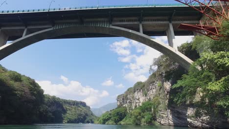 Barco-Navegando-En-El-Río-Grijalva-Pasando-Un-Puente,-Chiapas-Mexico