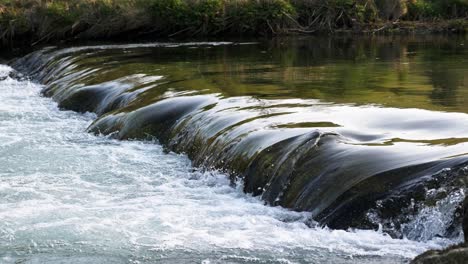 Wasser-Fließt-über-Felsen-Auf-Dem-Fluss-Yy-In-Bakewell-Im-Peak-District-National-Park,-Großbritannien