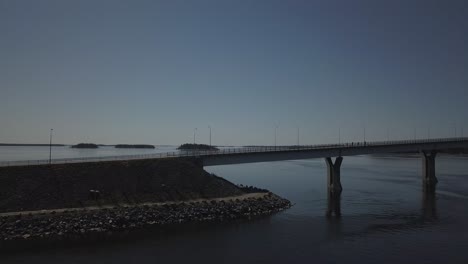 Mann-Joggt-über-Eine-Brücke