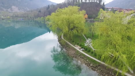 Luftaufnahme-Des-Flusses-Soca-In-Der-Nähe-Des-Bohrlochkopfes---Nationalpark-Triglav-In-Slowenien