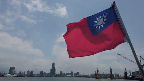 Eine-Taiwanesische-Flagge,-Die-Von-Der-Fähre-Zur-Insel-Cijin,-Kaohsiung,-Taiwan-Weht