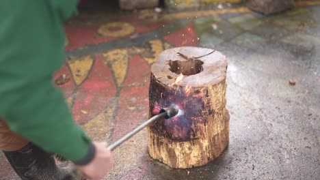 Craftsman-burn-with-a-blow-torch-a-tree-log