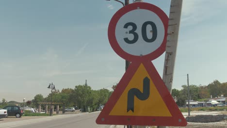 Peligro-Señales-De-Tráfico-Advertencias-Camino-Ventoso-Y-Treinta-Kilómetros-Por-Hora