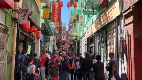 Eine-Belebte-Gasse-In-Chinatown-In-San-Francisco-Voller-Touristen,-Die-In-Der-Schlange-Stehen,-Um-Zu-Sehen,-Wie-Glückskekse-Hergestellt-Werden