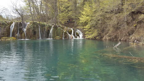 The-waterfalls-and-turquoise-lakes-of-Plitvice-National-Park-in-Croatia