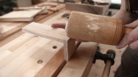 Woodworker-assembles-dove-tail-joint-in-bench-vise