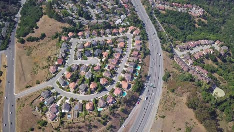 Aerial-hold-shot-of-houses-and-highway-in-suburbs-of-san-mateo-county,-sf-bay-area-california,-USA