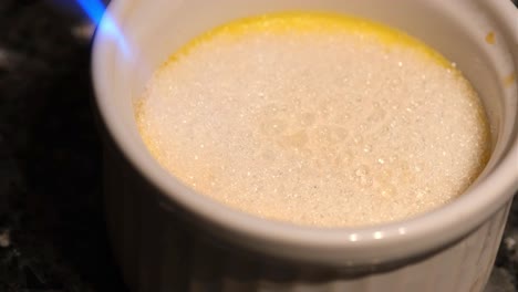 Fügen-Sie-Weißen-Zucker-Hinzu-Und-Bereiten-Sie-Sich-In-Nahaufnahme-Auf-Die-Verbrennungsportion-Des-Französischen-Desserts-Cream-Brûlée-Vor