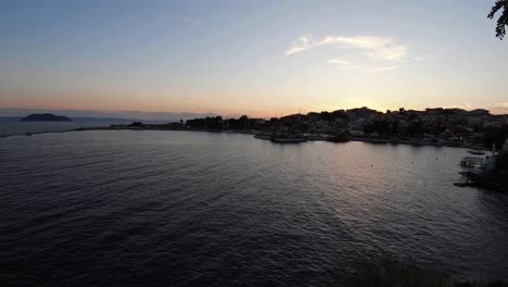Ruhiger-Sonnenuntergangsblick-Auf-Einen-Kleinen-Hafen-In-Griechenland