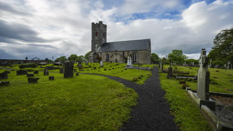Zeitraffer-Des-Historischen-Kirchenfriedhofs-Mit-Dramatischem-Himmel-In-Irland