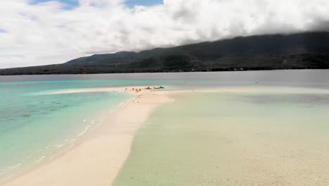 Drone-Aéreo-Disparó-Sobre-El-Paraíso-Tropical-De-La-Playa-De-La-Isla-Exótica-En-Asia-Con-Turistas-Disfrutando-De-Sus-Vacaciones-4k