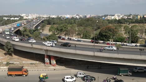 Bangalore--Flujo-De-Tráfico-En-Un-Día-Normal-Sobre-Un-Paso-Elevado-En-La-Ciudad-De-Bangalore