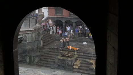 Ceremonia-De-Cremación-Abierta-Bajo-Fuertes-Lluvias-En-El-Templo-Pashupatinath,-Katmandú,-Nepal