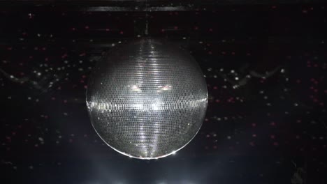 Riesige-Discokugel-In-Zeitlupe-In-Einem-Club-In-London