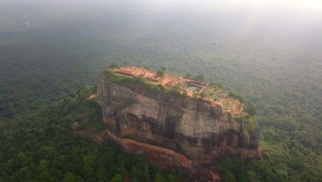 Toma-Aérea-Giratoria-De-La-Roca-Sigiriya,-Sri-Lanka-Al-Amanecer