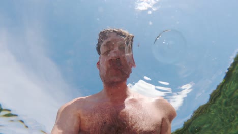 Junger-Weißer-Mann,-Der-In-Der-Sonne-Lacht,-Psychedelisches-Selfie-Aus-Tiefer-Unterwasserwelt