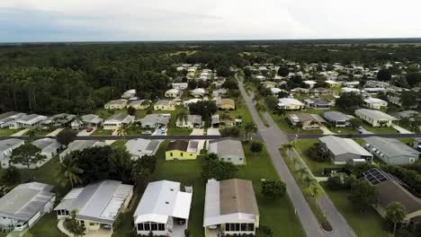 Vista-Aérea-Del-Parque-De-Casas-Móviles-En-El-Sur-De-Florida