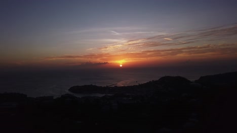 Fantastische-Aufnahme-Eines-Karibischen-Sonnenuntergangs-Mit-Einer-Yacht-Im-Vordergrund