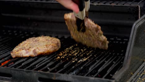 Zwei-Rohe-Rib-Eye-Steaks,-Die-Auf-Einem-Grill-Zubereitet-Werden