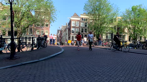 Many-people-walk-through-the-city-in-Amsterdam